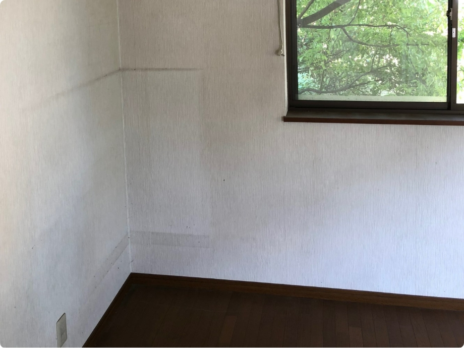 汚れた壁紙の部屋